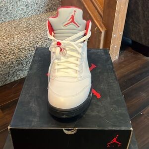 MENS AIR JORDAN 5’s in FIRE RED.